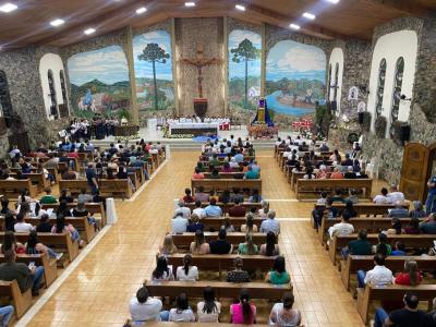 3º Dia da Novena reúne centenas de devotos no Santuário Nossa Senhora Aparecida Celebração foi presidida pelo Padre Aroldo Shinemann Filho e marcada por fé